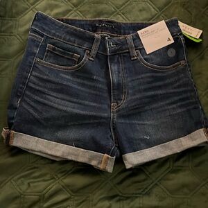 Sz4 stretchy jean short NWT